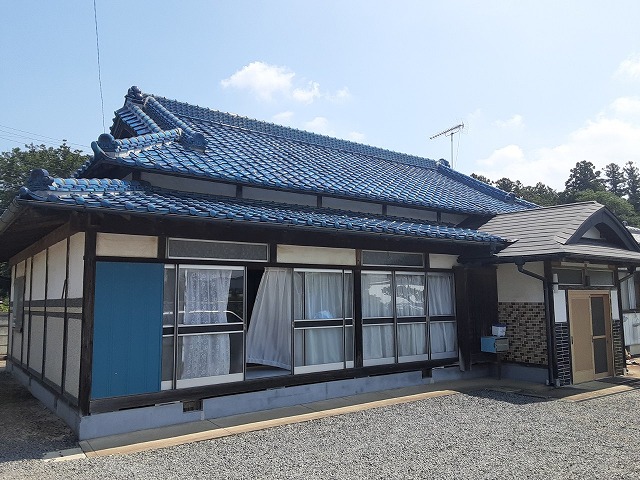 青色の瓦屋根の住宅